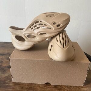 Yeezy foam rnner stone taupe